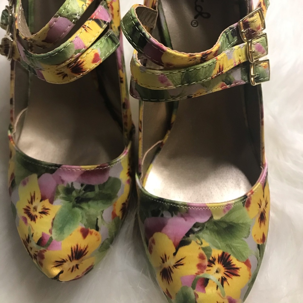 Women’s heels New❤️ Flower
